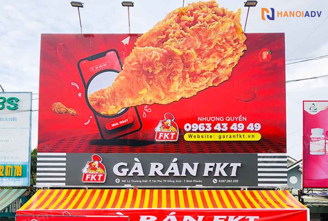 Chất liệu bạt Hiflex được nhiều người sử dụng bởi giá thành hợp lý, chất liệu nhẹ nên dễ dàng lắp đặt, di chuyển và thay thế khi cần thiết. 
