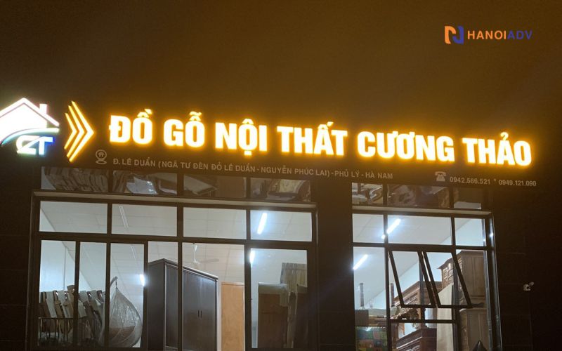 Logo, thương hiệu và tên cửa hàng được thiết kế nổi bật, có thể gắn LED hắt sáng ban đêm.Phong cách sang trọng – đồng bộ với lĩnh vực nội thất. 