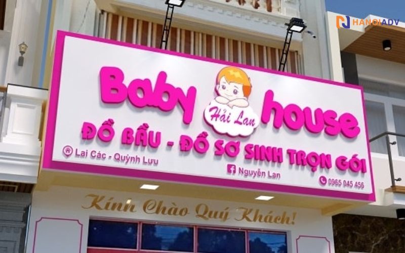 Nội dung biển quảng cáo đồ sơ sinh thường cóTên cửa hàng/Thương hiệu nổi bật. Các mặt hàng kinh doanh chính: Quần áo sơ sinh – Tã bỉm – Bình sữa – Xe đẩy – Giường nôi – Đồ chơi phát triển trí tuệ… Thông tin liên hệ: Địa chỉ, hotline, Facebook hoặc website.