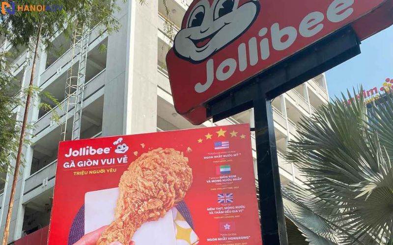 Biển quảng cáo lớn và biển vẫy nhỏ của thương hiệu jollibee
