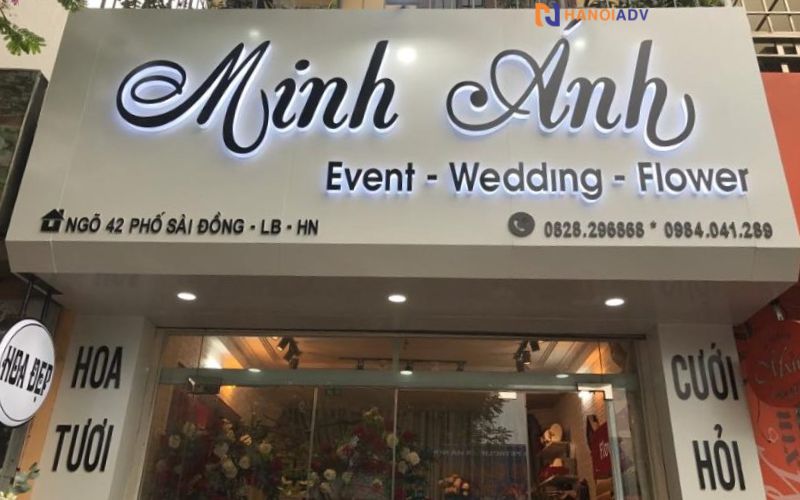 Mica giúp tạo ra các bảng hiệu mang phong cách decor, thường thấy trong các shop hoa cao cấp, studio hoa cưới hoặc góc chụp ảnh.