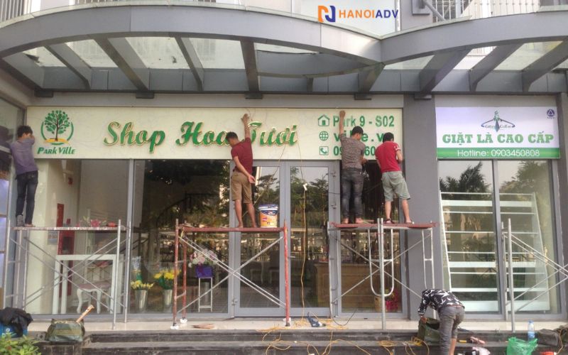 Mica không bị rỉ sét hay cong vênh như gỗ, giữ được độ tươi màu trong nhiều năm, rất phù hợp đặt ngoài trời.