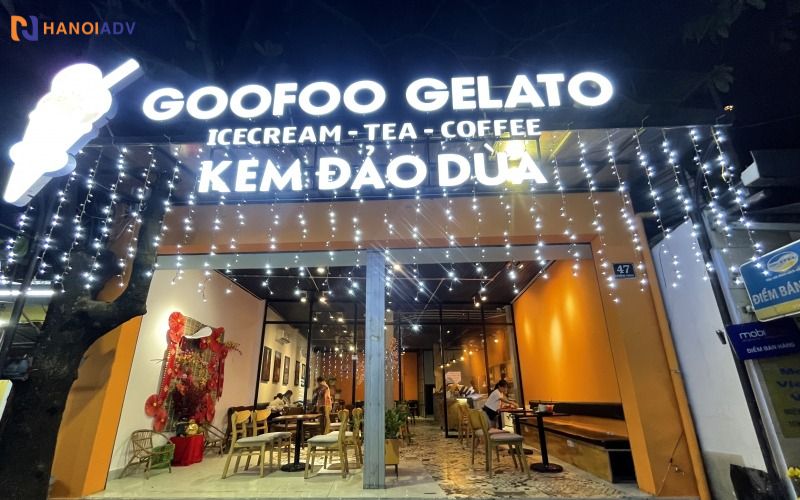 Biển Alu + chữ nổi mica hoặc decal: Dùng cho mặt tiền quán kem, tạo sự chuyên nghiệp, sạch đẹp.Biển hộp đèn mica: Sáng nổi bật ban đêm – lý tưởng cho các quán hoạt động buổi tối.