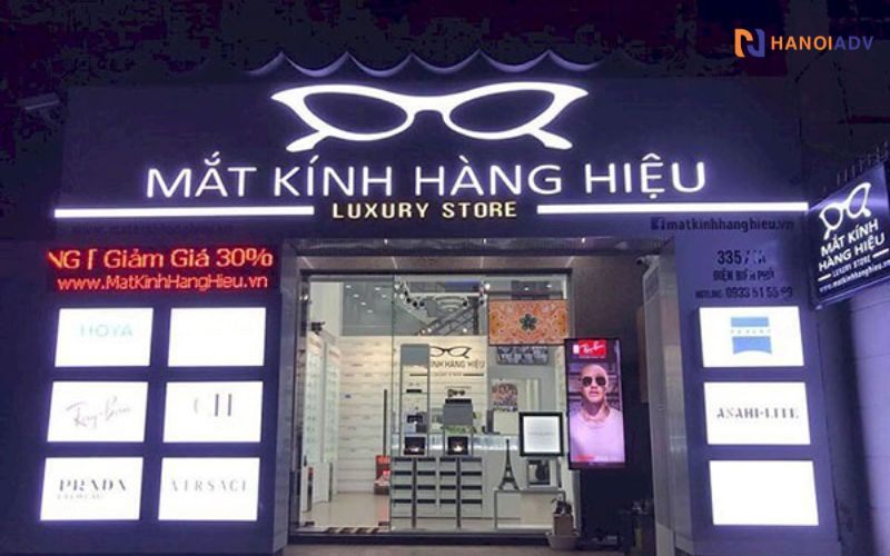 Việc hiển thị danh sách dịch vụ rõ ràng như “Đo mắt vi tính – Kính mắt hàng hiệu, Chương trình giảm giá…” giúp tăng độ tin tưởng và thuyết phục khách bước vào.