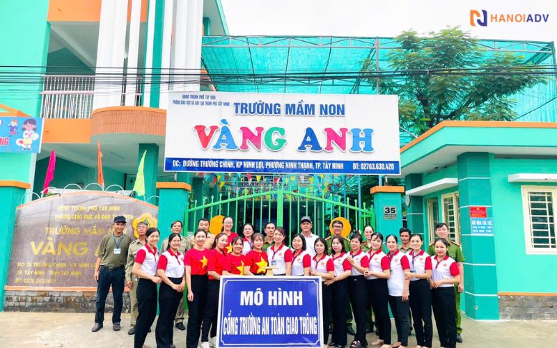 Màu sắc tươi sáng, thân thiện với trẻ nhỏ.Phối màu nổi bật như vàng, xanh dương, hồng, cam… tạo cảm giác vui nhộn, phù hợp lứa tuổi mầm non.