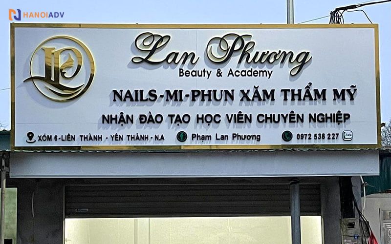 Có thể gắn thêm bảng phụ hoặc thay thế slogan một cách linh hoạt mà không ảnh hưởng tổng thể.