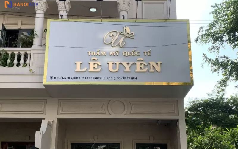 Phối màu đen – vàng đồng, trắng – hồng pastel hoặc tím – ánh kim... tạo vẻ cao cấp, phù hợp ngành làm đẹp.