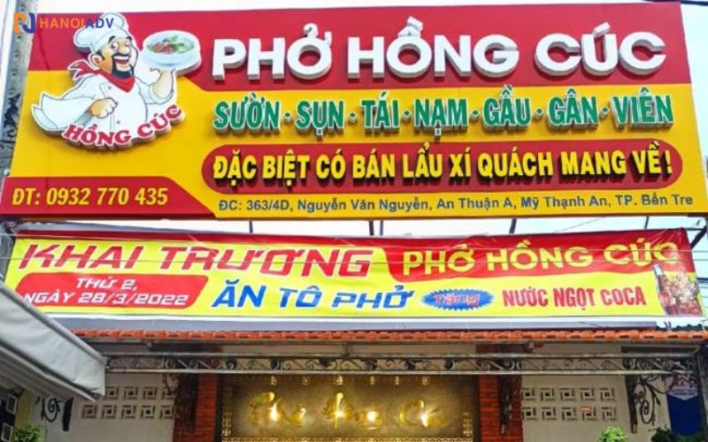 Chất liệu nhôm nhựa (alu) ốp nền, kết hợp chữ nổi mica gắn phía trên.