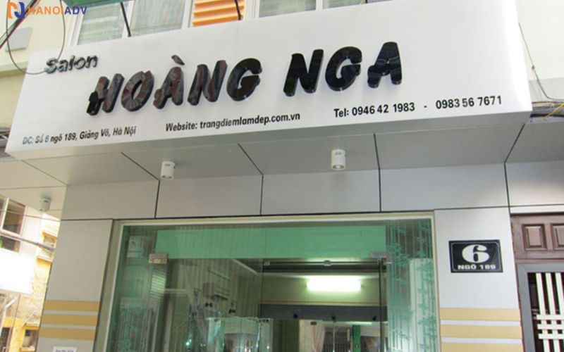 Logo salon, slogan có thể cắt nổi từ mica dày → sang trọng, chuyên nghiệp.
