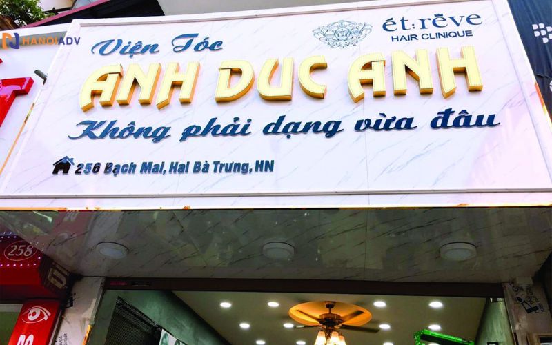 Mica có độ bóng cao, phản chiếu ánh sáng tốt → làm biển salon trông sạch sẽ, hiện đại.
