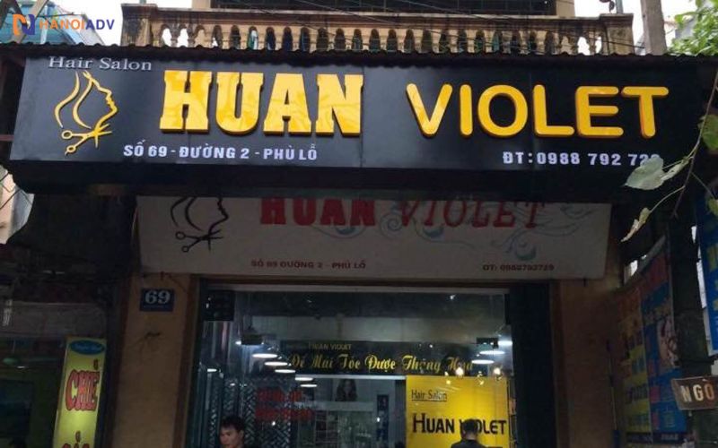 Alu chịu nắng mưa tốt, không rỉ sét, bề mặt phẳng.Thường dùng ốp tường mặt tiền hoặc bảng lớn.