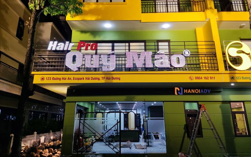 Chạy LED trên mặt chữ giúp quán thêm sáng tạo, phong cách.