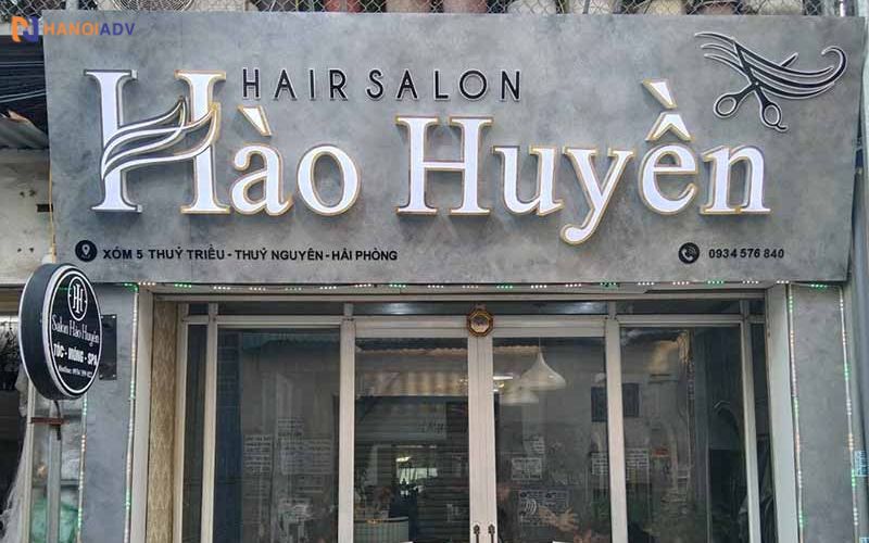 Dán mica chữ nổi, sau đó gắn neon led ánh tím hoặc trắng → tạo hiệu ứng "check-in" đẹp trong tiệm