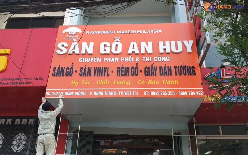 Mica có thể kết hợp với màu giả gỗ, ánh kim, hoặc trắng đục để tạo ra phong cách hiện đại hoặc cổ điển