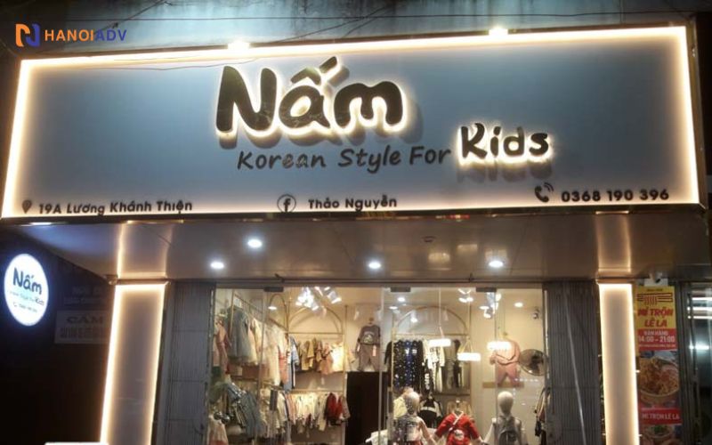 Mica nổi + đèn LED âm: tạo chữ nổi bắt mắt, dễ nhìn vào buổi tối.