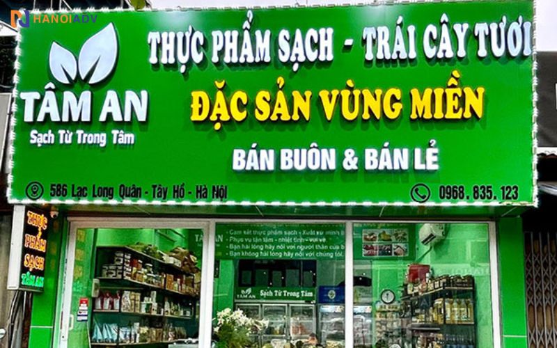 Alu (nhôm composite): nhẹ, bền, không gỉ, tạo độ phẳng đẹp cho nền biển.Mica nổi: dùng để làm chữ hoặc logo nổi bật, có thể kết hợp với đèn LED để tăng hiệu ứng ban đêm.

