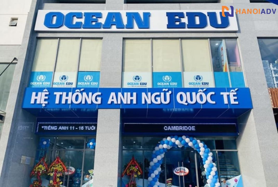 Thiết kế biển quảng cáo theo phong cách trường học, học thuật – rất phù hợp với lĩnh vực giáo dục. Chất liệu Alu + chữ mica/inox đảm bảo độ bền cao, phù hợp thi công ngoài trời, chịu thời tiết tốt.