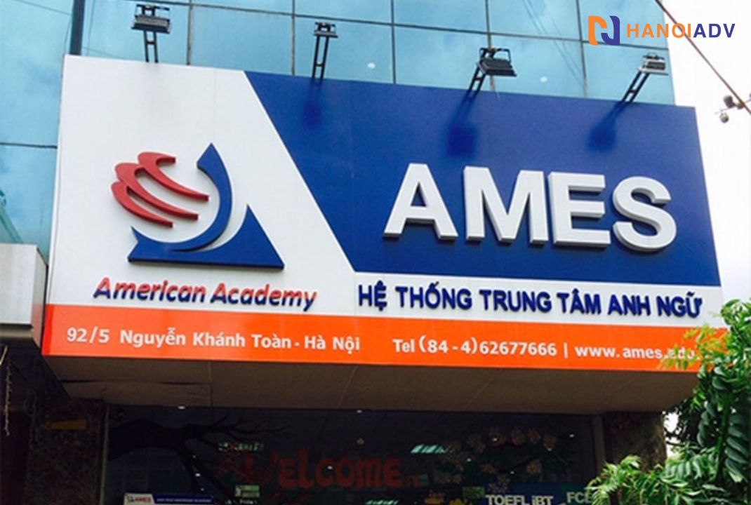  Màu trắng kết hợp màu xanh nổi bật, tương phản rõ rệt với nền xanh, dễ nhìn từ xa.