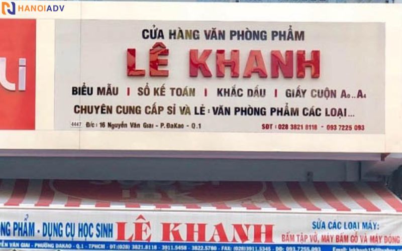 Màu chủ đạo thường là xanh dương, đỏ, vàng, trắng, tạo cảm giác sạch sẽ và đáng tin cậy.