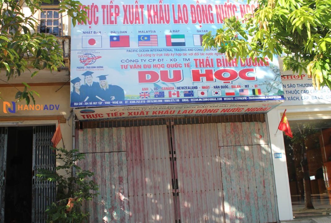 Thông tin bảng thường có tên công ty, các loại hình dịch vụ, logo, địa chỉ, số điện thoại,...