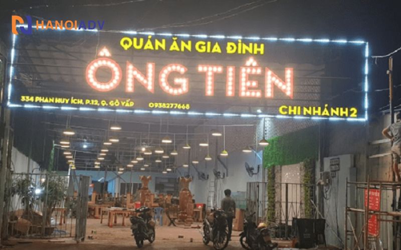 gắn đèn LED sáng mặt chữ và xung quanh viền giúp nổi bật vào ban đêm