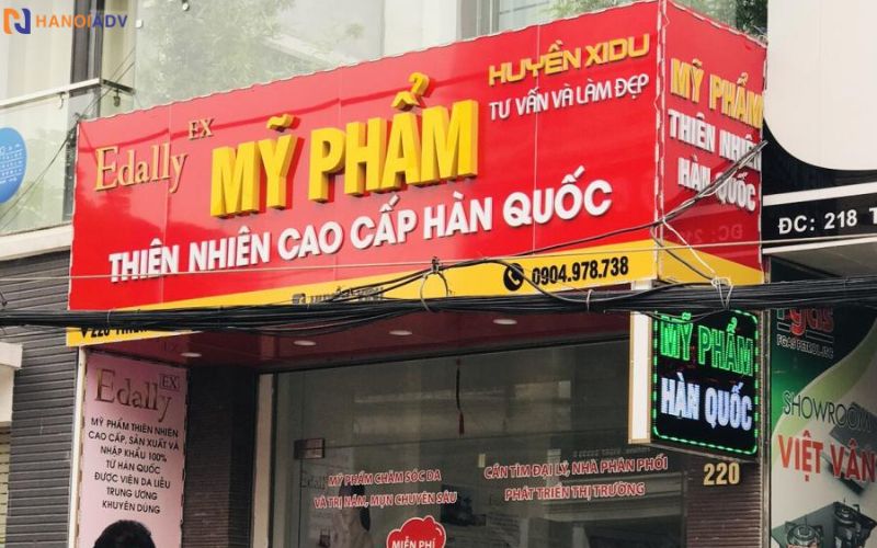 Một biển hiệu Alu + mica làm cẩn thận sẽ khiến khách nghĩ ngay rằng đây là một cửa hàng uy tín, có gu và chuyên nghiệp – rất quan trọng với khách hàng mua mỹ phẩm.