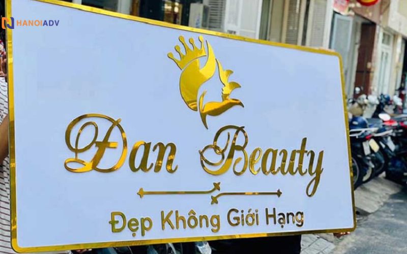Mặt biển bóng mịn, không bám bụi – dễ lau chùi.Đây là lợi thế lớn cho ngành mỹ phẩm – nơi mà sạch sẽ, tinh khôi là yếu tố quan trọng trong hình ảnh thương hiệu.