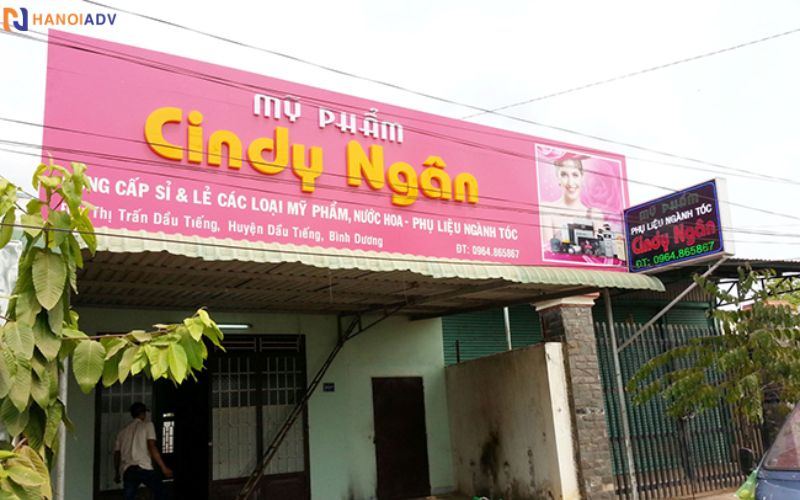 Alu có nhiều màu nền: đen nhám, trắng sứ, hồng phấn, vàng đồng, bạc ánh kim...Mica có thể cắt chữ màu sắc nổi bật: vàng gold, ánh gương, ánh ngọc trai – rất hợp với concept mỹ phẩm nữ tính hoặc sang chảnh.