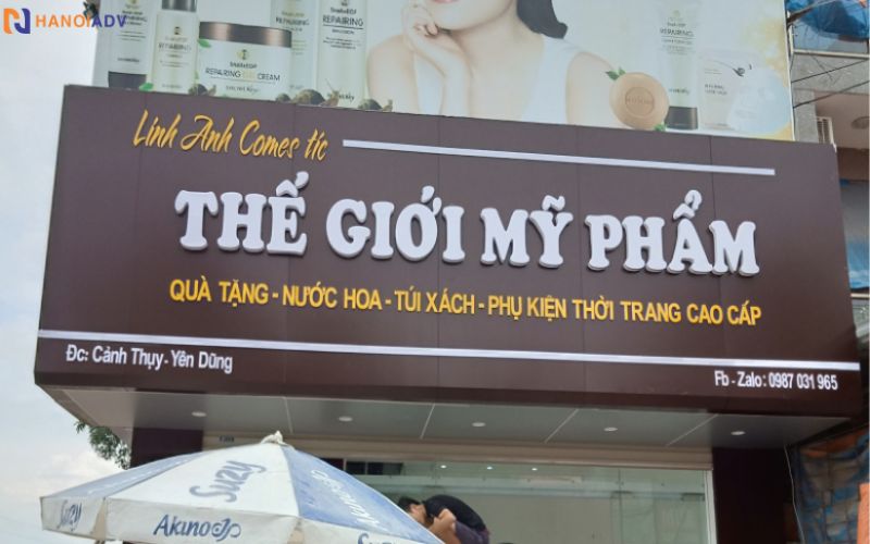 Thiết kế chữ nổi giúp biển dễ nhận ra từ xa, giúp khách ghi nhớ cửa hàng dễ dàng hơn.