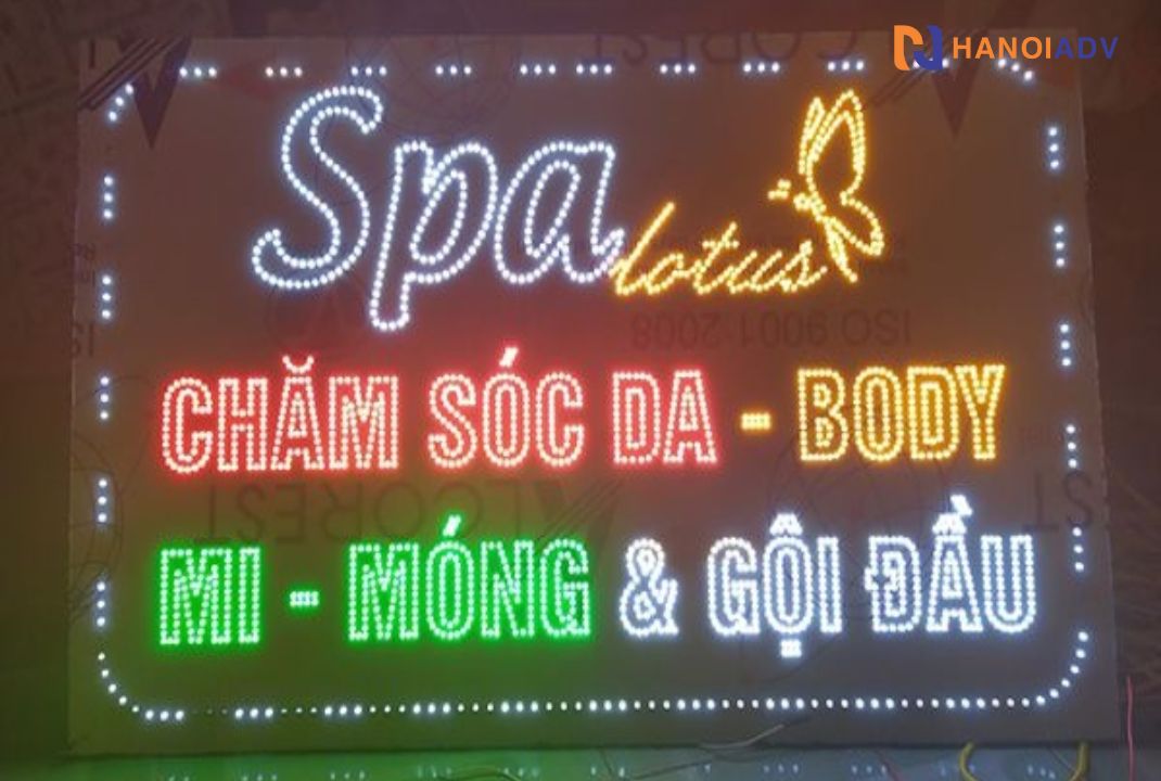Tông màu nổi bật, chữ có đèn led chạy viền giá thành phải chăng