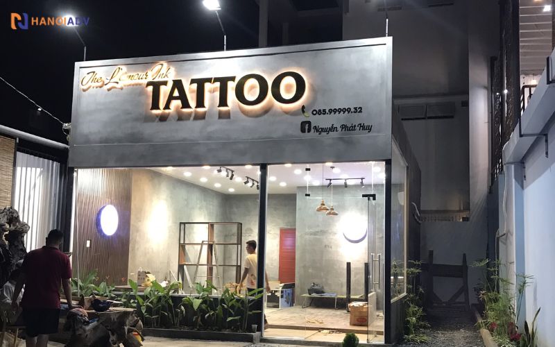 Alu và mica không gỉ, không thấm nước, thích hợp với mặt tiền đường hoặc nơi có độ ẩm cao.