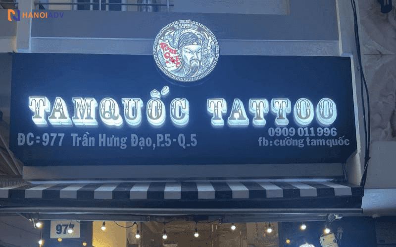 Biển dễ tùy biến font chữ, biểu tượng (hình xăm, đầu lâu, rồng, phượng, gothic…) theo chất riêng của từng tiệm.