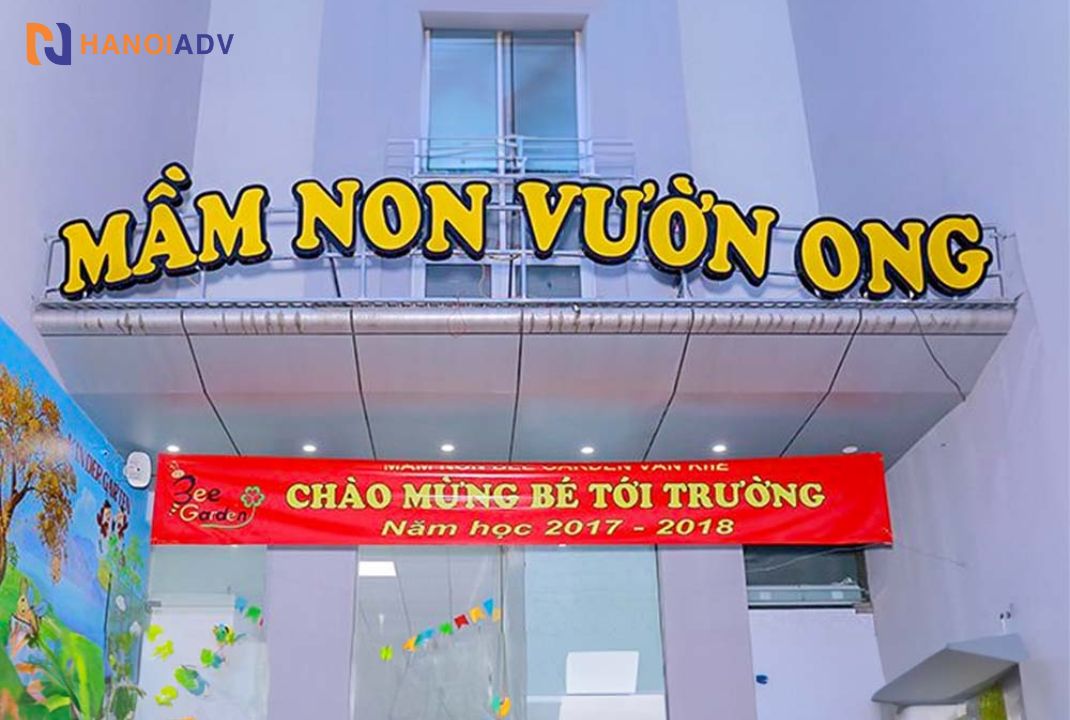Chữ mica hút được gắn đèn LED âm bên trong hoặc hắt viền, tạo hiệu ứng phát sáng ấn tượng.