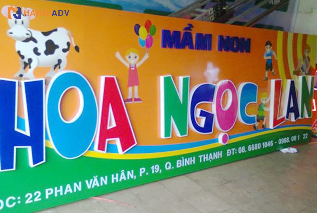 Biển thường có: Tên trường-địa chỉ-số điện thoại liên hệ