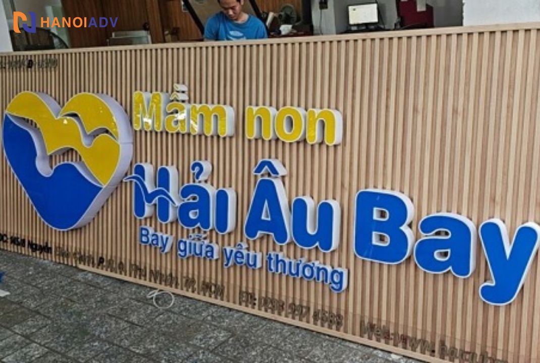 Chữ mica loại thường được sử dụng trong biển quảng cáo ngoài trời vì độ bền cao, dễ vệ sinh.