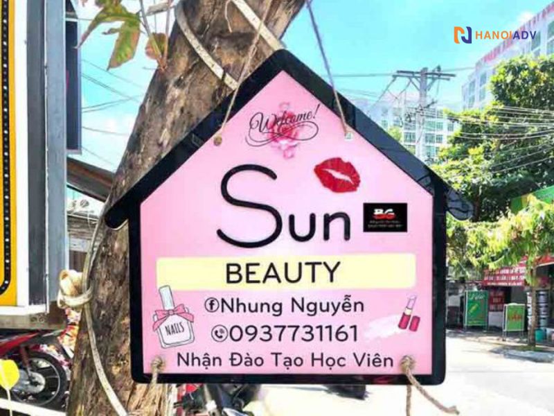 Hình tròn, vuông, chữ nhật đứng hoặc cách điệu theo hình móng tay, bàn tay, bông hoa.Treo vuông góc với mặt tiền, dễ nhìn từ hai hướng đường.