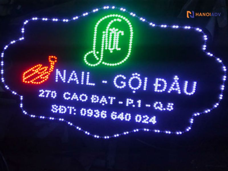 Loại có đèn LED (hộp đèn mica): giúp tiệm nổi bật vào buổi tối, thu hút người đi đường.Loại không đèn: phù hợp khu vực đã đủ sáng hoặc muốn tiết kiệm chi phí.