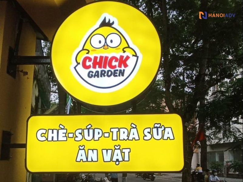 Xu hướng hiện nay là thiết kế tối giản, nhưng vẫn nổi bật: ít chữ, bố cục rõ ràng, dễ đọc nhanh.