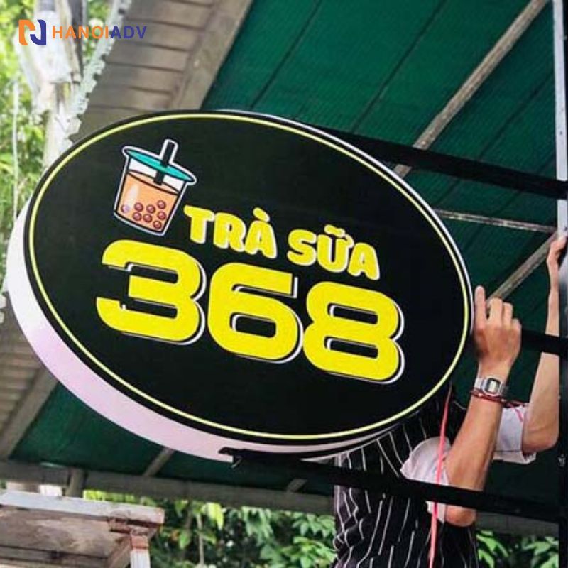 Biển được gắn trên khung sắt chắc chắn