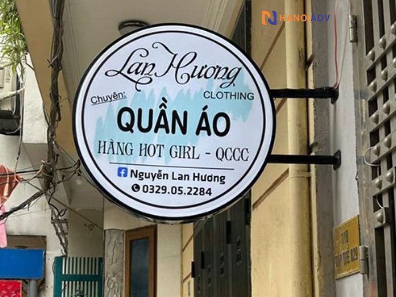 Biển có gắn đầy đủ nội dung như tên shop, chuyên mặt hàng...và thông tin liên hệ