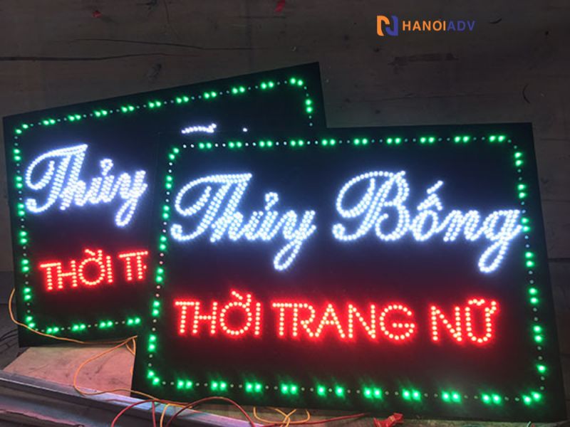 Biển vẫy có gắn đèn LED khung viền và chữ