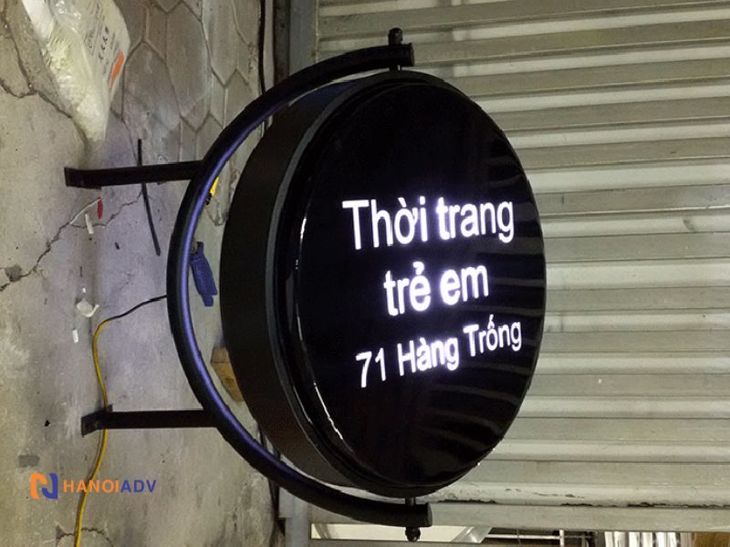 Shop thời trang trẻ em có biển chữ phát sáng giúp dễ nhìn ban đêm.
