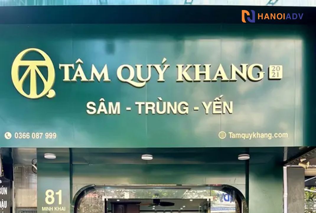 Phông nền xanh cùng chữ nổi càng kim tạo nên sự sang trọng bắt mắt cho thương hiệu. Biển alu phẳng hoặc mica in UV – loại thường được sử dụng trong biển quảng cáo ngoài trời vì độ bền cao.
