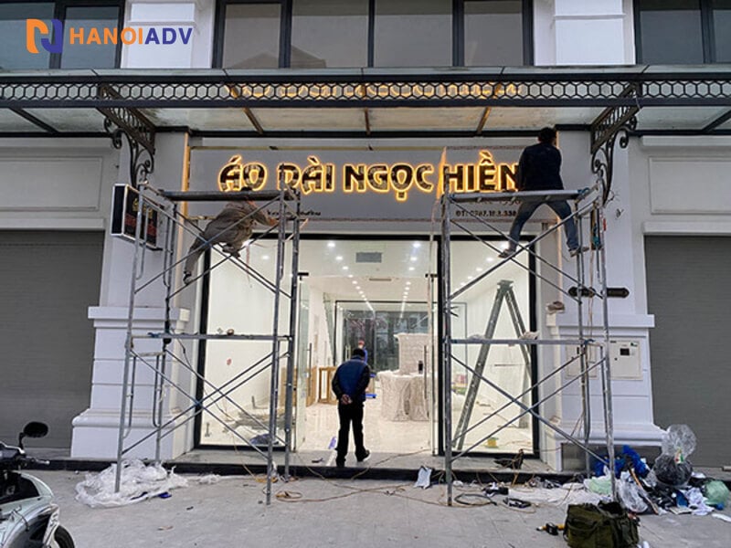 Có thể sử dụng bạt Hiflex, mica, hoặc các chất liệu cao cấp hơn tùy theo ngân sách.