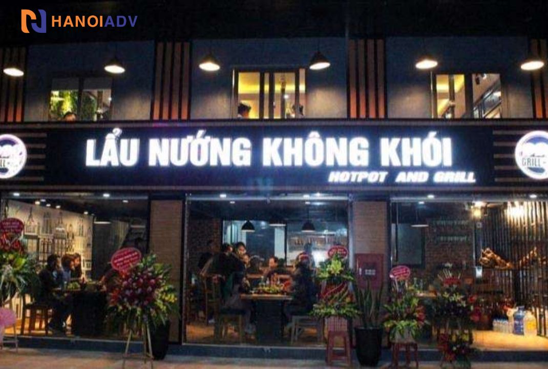 Ánh đèn làm biển lẩu nướng bắt mắt hơn trên nền tối