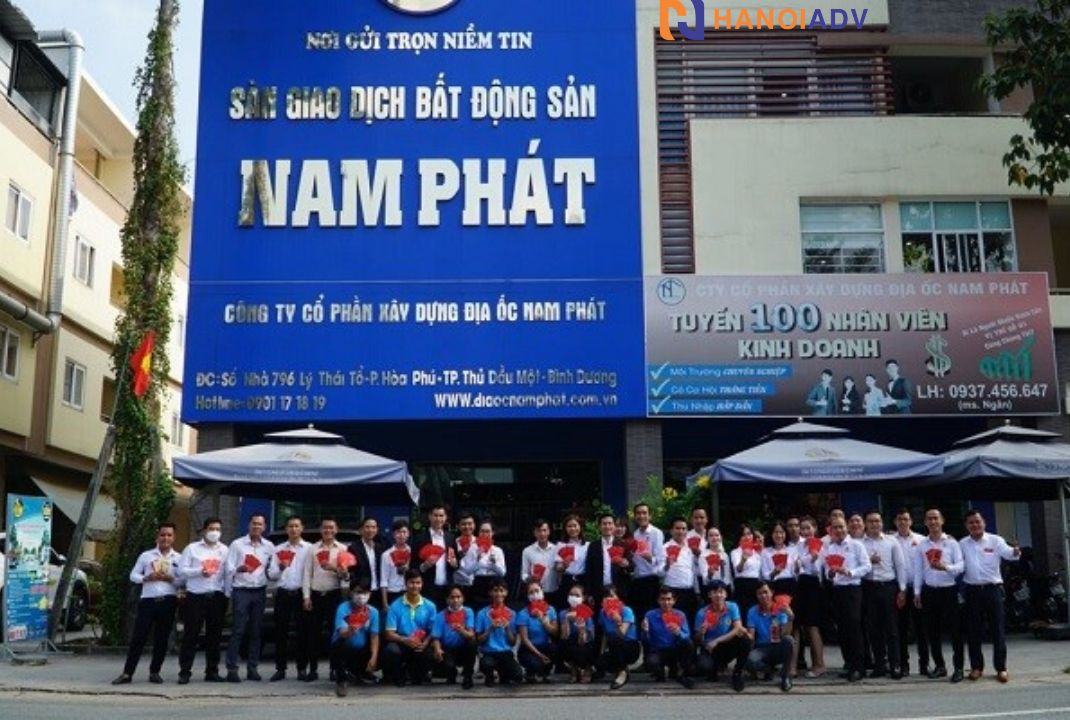 Bảng hiệu bất động sản màu xanh, chữ nổi màu trắng sự kết hợp vô cùng hài hòa