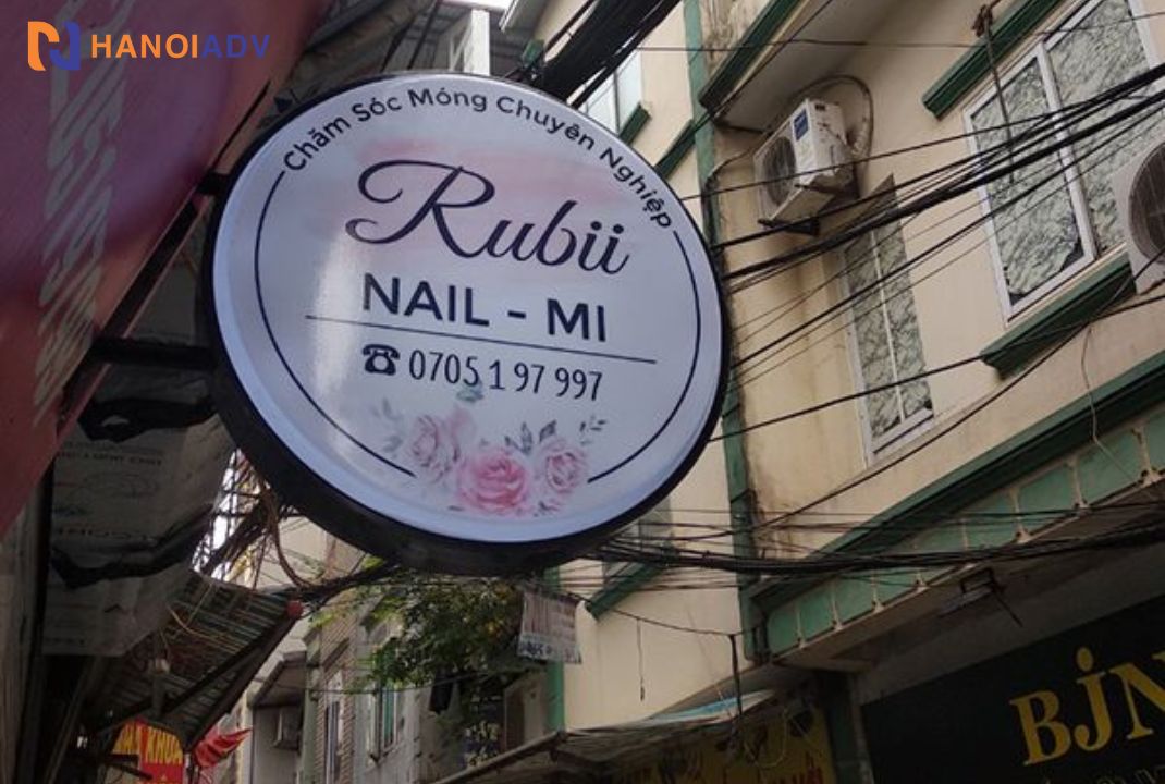 Thiết kế nhỏ gọn tiện lợi, biển được treo chắc chắn bằng thành sắt khung nhôm, mặt bằng chất liệu alu.