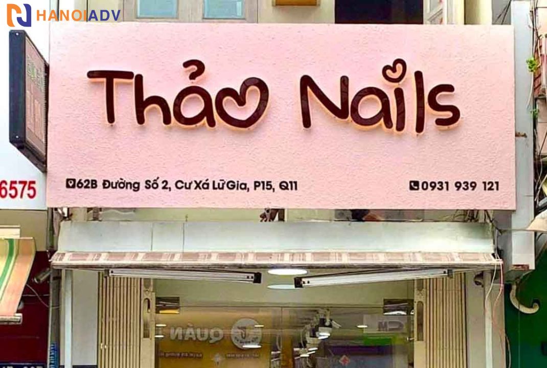 Tông chủ đạo màu hồng kết hợp chữ in nổi chất liệu mica rất phù hợp với ngành thẩm mỹ làm đẹp.