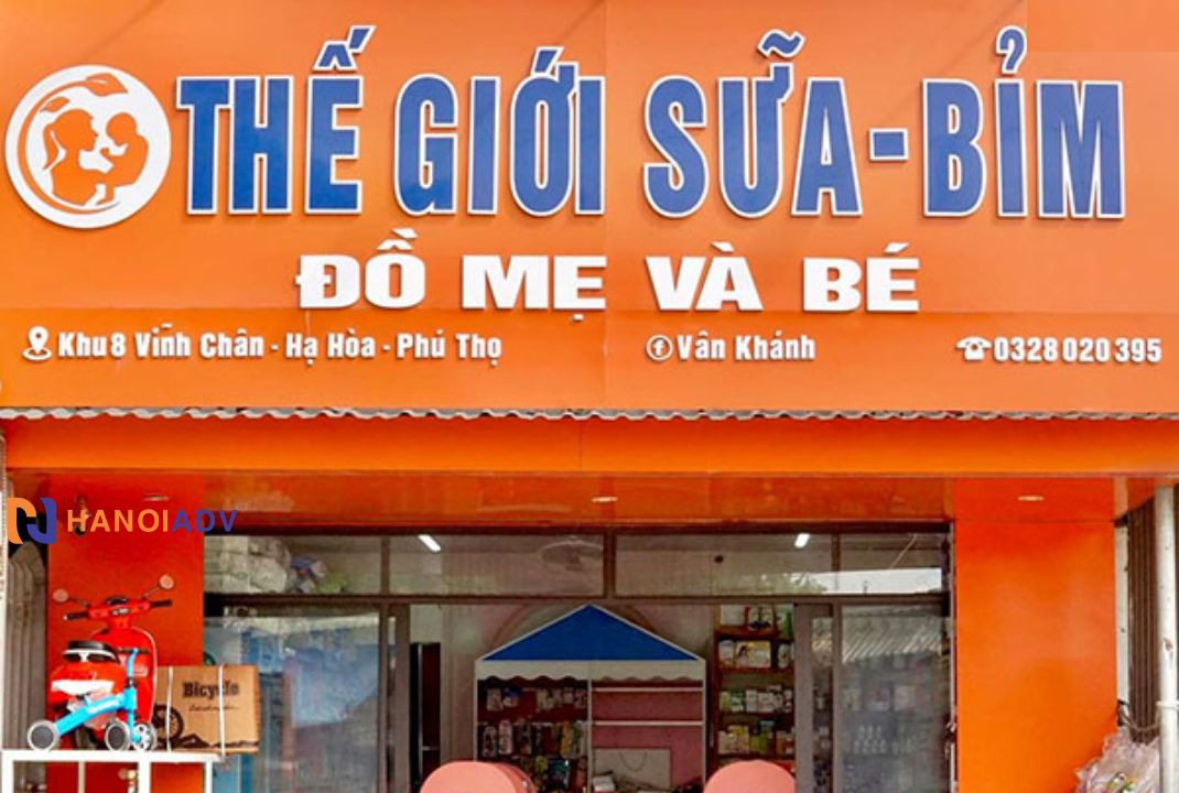 Biển quảng cáo có màu sắc rực rỡ, tươi sáng, dễ thu hút sự chú ý – đặc biệt là các bà mẹ có con nhỏ.Chất liệu Alu + chữ mica giúp bảng hiệu có chiều sâu, sạch sẽ và bền đẹp lâu dài.