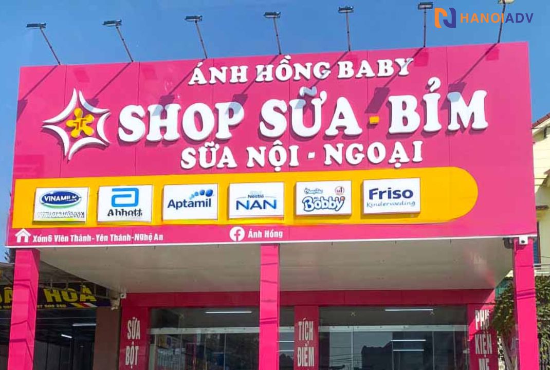 Nội dung biển quảng cáo sữa bỉm sinh thường có Tên cửa hàng/Thương hiệu nổi bật. Các mặt hàng kinh doanh chính: Tã bỉm – Sữa – Xe đẩy – Giường nôi – Đồ chơi phát triển trí tuệ… 